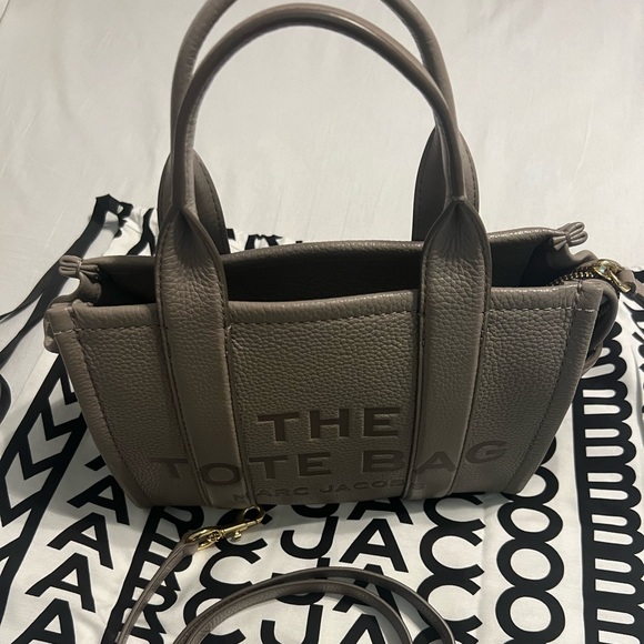 Marc Jacob’s like new THE LEATHER MINI TOTE BAG in cement color w/dust bag - Picture 2 of 9
